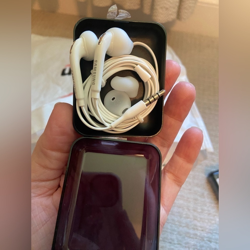 Brand new Samsung wired headphones with Jack